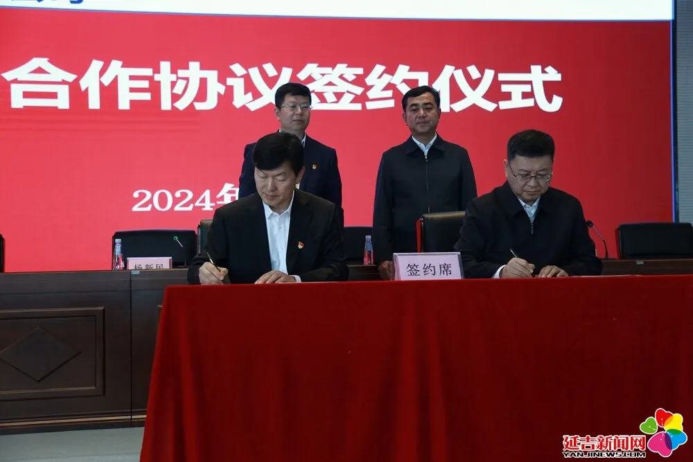 延吉高新區(qū)與延邊職業(yè)技術(shù)學(xué)院簽約.jpg